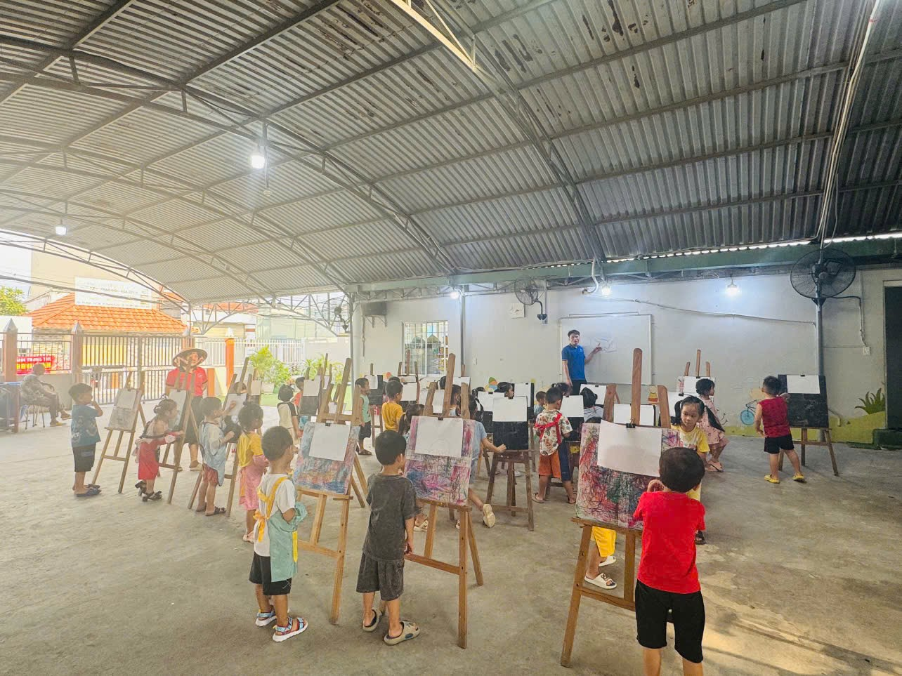 Khu học vẽ màu nước Bé Xuka