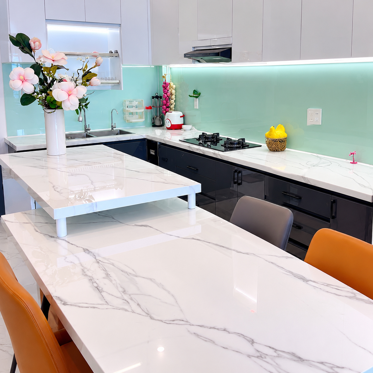Mặt bếp và tường bếp ốp đá hoa cương